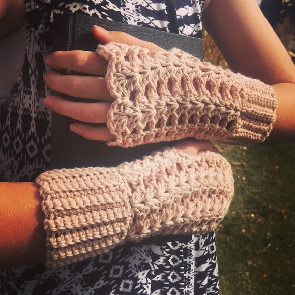 Handmade crochet fingerless gloves - Picture 8 of 8
